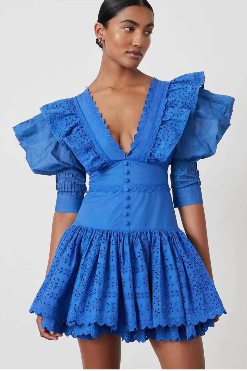 Minivestido de encaje liso con cuello en V y volantes 