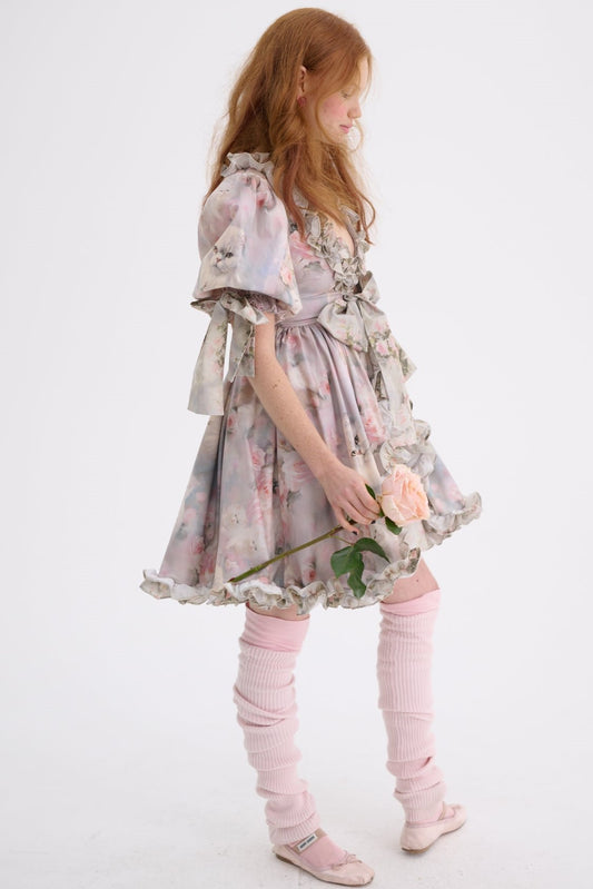Minivestido con cuello en V, mangas abullonadas y volantes florales 