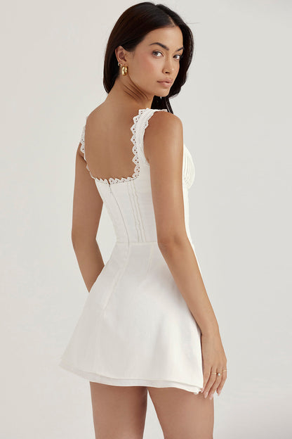 Vestido mini de encaje ajustado con tirantes finos 