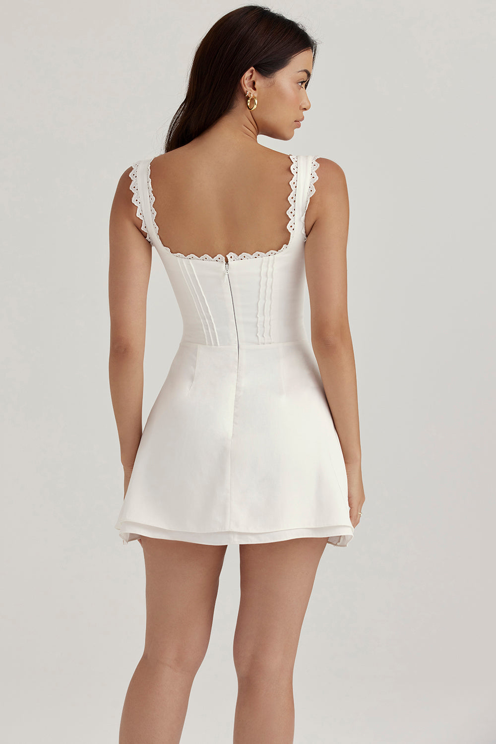 Vestido mini de encaje ajustado con tirantes finos 
