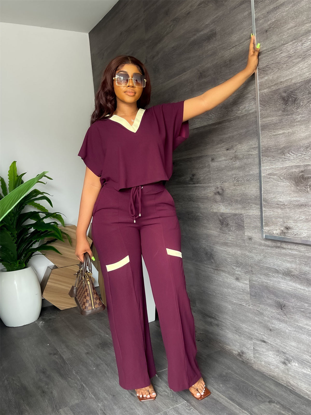 Conjunto deportivo de dos piezas de camiseta de manga corta informal de color liso con pantalones de pierna recta para verano