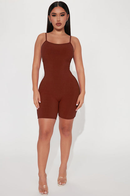 Mono informal de verano con tirantes finos y realce de cadera para mujer