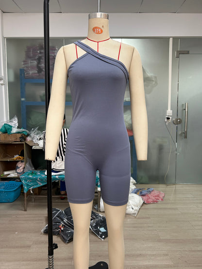 Mono de mujer, otoño invierno, sin mangas, con hombros descubiertos, ajustado, con realce de cadera, pantalones cortos siameses sexys