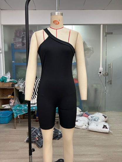 Mono de mujer, otoño invierno, sin mangas, con hombros descubiertos, ajustado, con realce de cadera, pantalones cortos siameses sexys