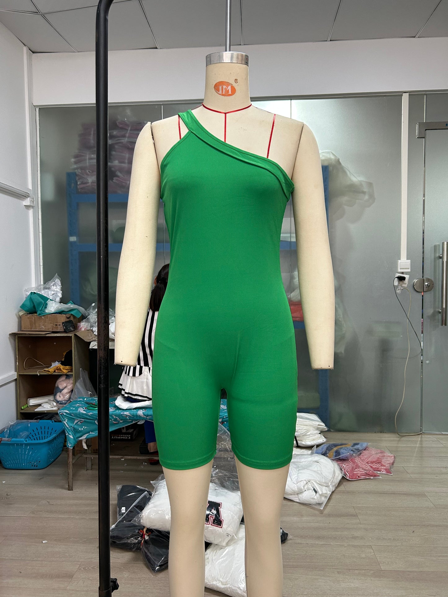 Mono de mujer, otoño invierno, sin mangas, con hombros descubiertos, ajustado, con realce de cadera, pantalones cortos siameses sexys
