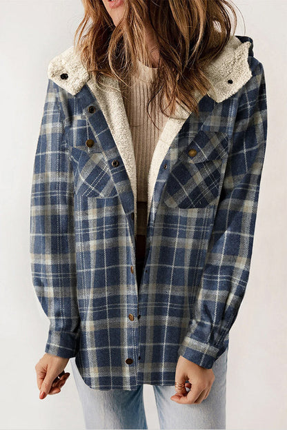 Chaqueta de franela con capucha y forro de sherpa con botones a presión