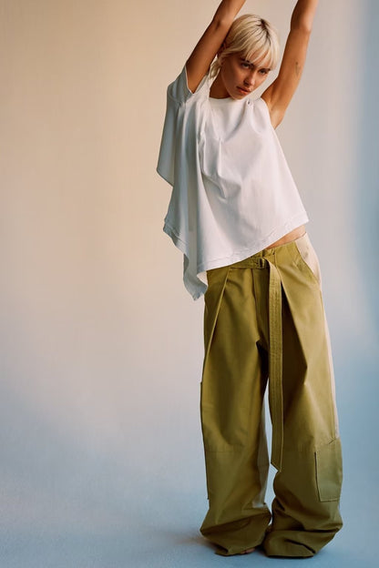 Gabardina de retazos de tela, camisa corta, falda de retazos, decoración de bolsillo, pantalón ajustado, traje para mujer