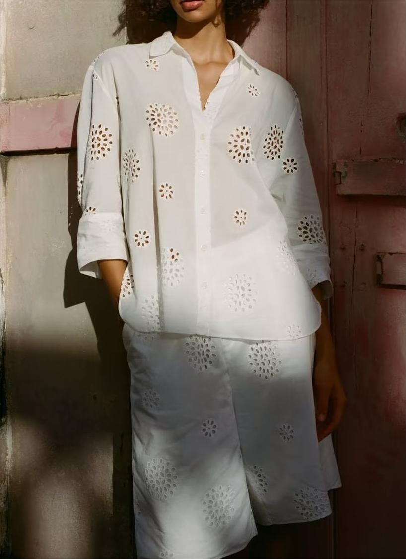 Traje informal blanco con escote en V, camisa bordada de media manga con aberturas y cintura alta, pantalones cortos informales con aberturas y aberturas.