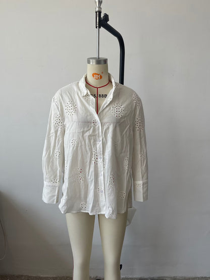 Traje informal blanco con escote en V, camisa bordada de media manga con aberturas y cintura alta, pantalones cortos informales con aberturas y aberturas.