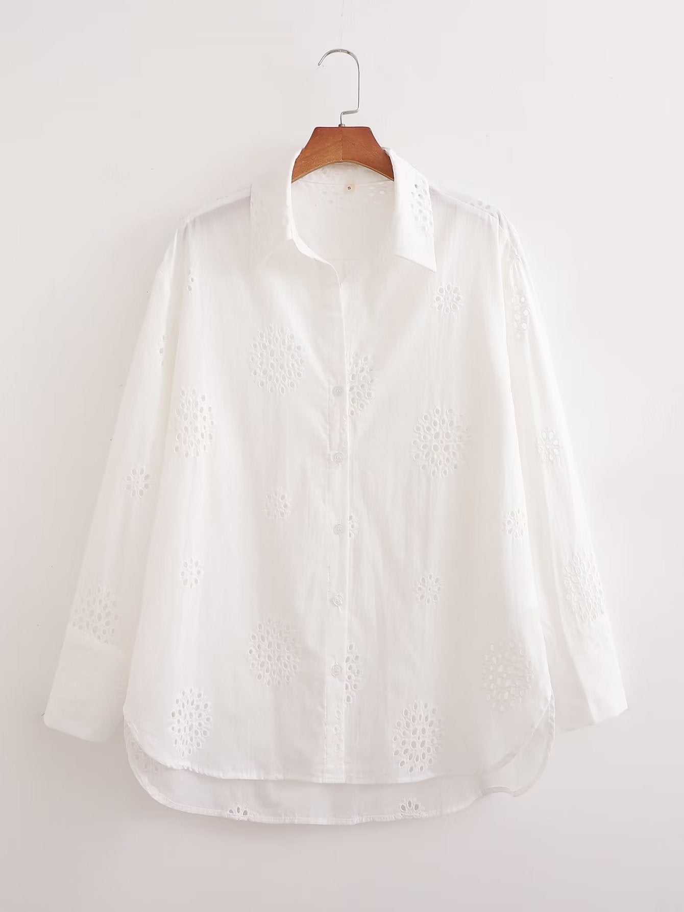 Traje informal blanco con escote en V, camisa bordada de media manga con aberturas y cintura alta, pantalones cortos informales con aberturas y aberturas.