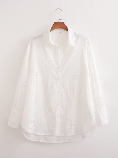 Traje informal blanco con escote en V, camisa bordada de media manga con aberturas y cintura alta, pantalones cortos informales con aberturas y aberturas.