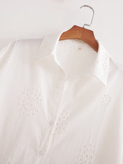 Traje informal blanco con escote en V, camisa bordada de media manga con aberturas y cintura alta, pantalones cortos informales con aberturas y aberturas.