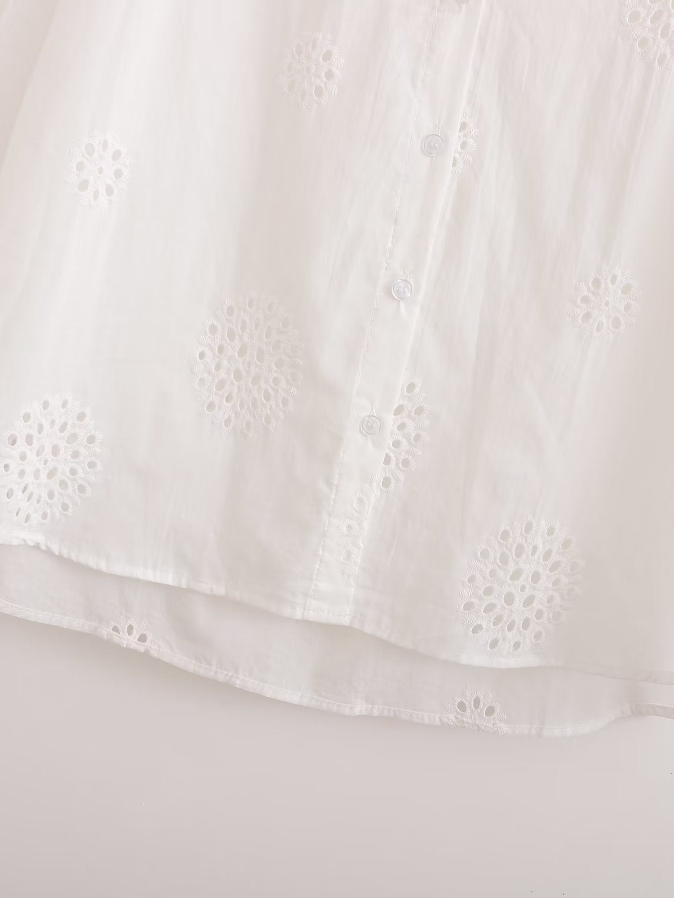 Traje informal blanco con escote en V, camisa bordada de media manga con aberturas y cintura alta, pantalones cortos informales con aberturas y aberturas.