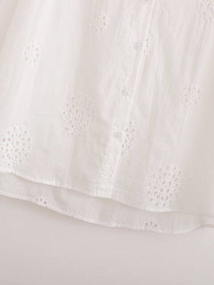 Traje informal blanco con escote en V, camisa bordada de media manga con aberturas y cintura alta, pantalones cortos informales con aberturas y aberturas.