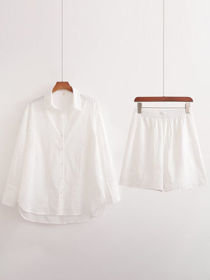 Traje informal blanco con escote en V, camisa bordada de media manga con aberturas y cintura alta, pantalones cortos informales con aberturas y aberturas.