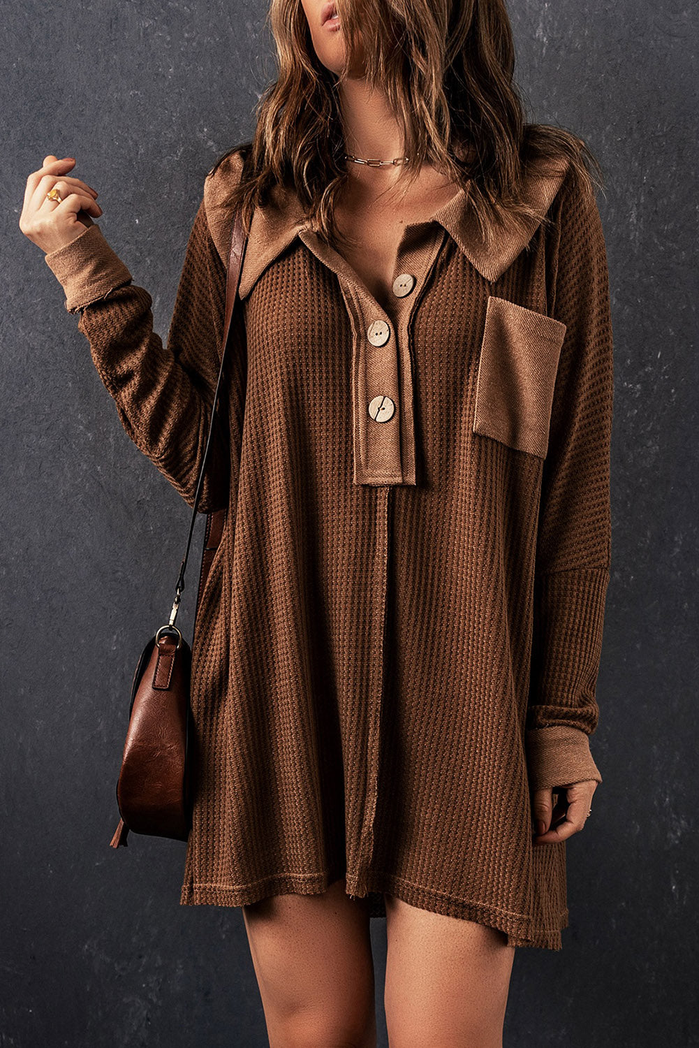 Camiseta holgada para mujer con diseño vintage de gofre teñido con minerales en marrón