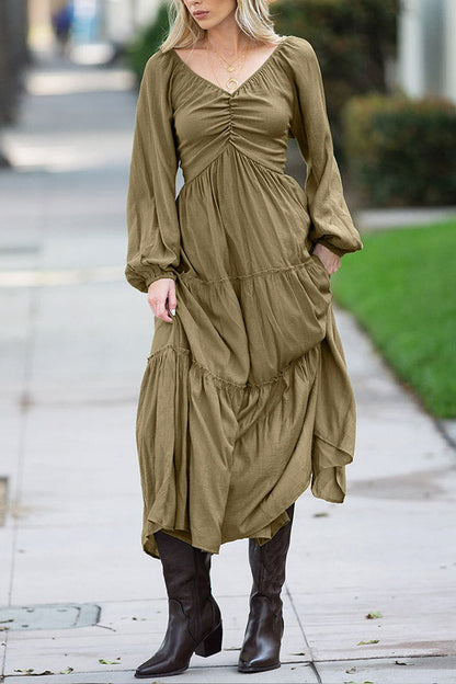 Vestido largo escalonado con volantes, escote en V y lazo