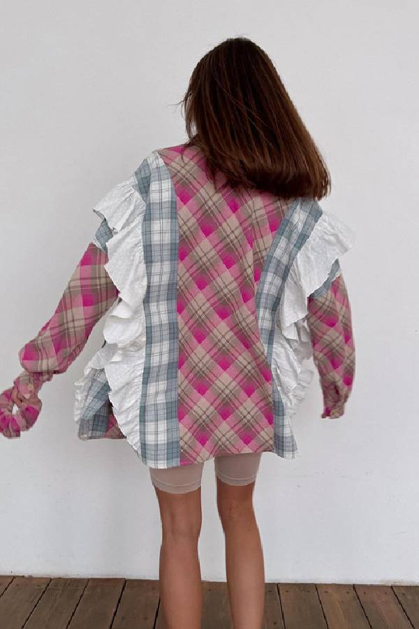 Camisa con volantes y patchwork con estampado de cuadros en azul cielo 