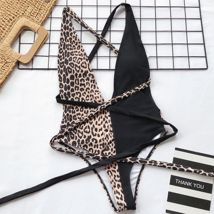 Traje de baño de una pieza con estampado de leopardo y tirantes huecos