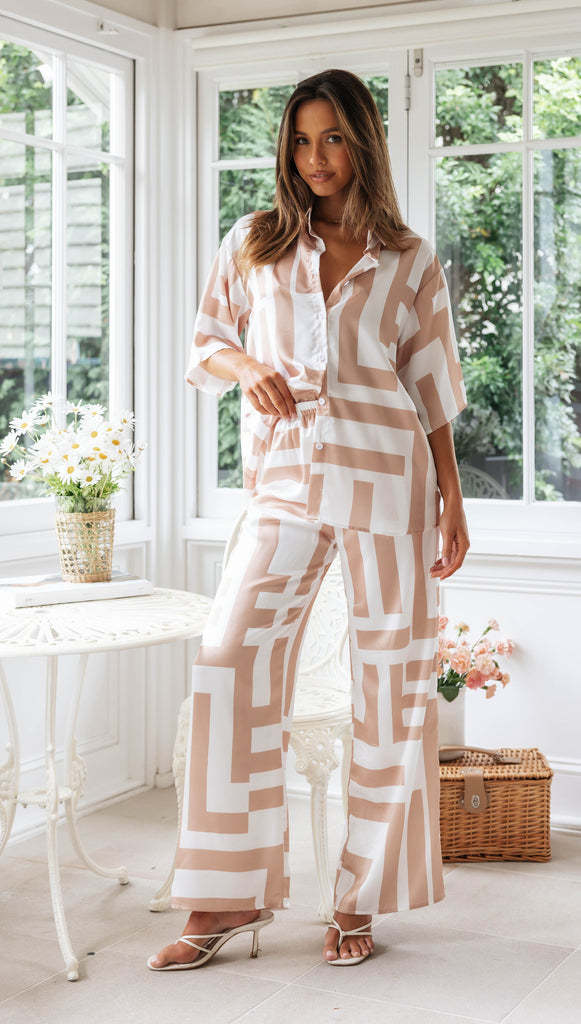 Conjunto de camisa de manga corta con cuello estampado y pantalones de pierna ancha para mujer