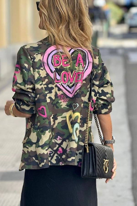 Chaqueta de camuflaje con forma de corazón 