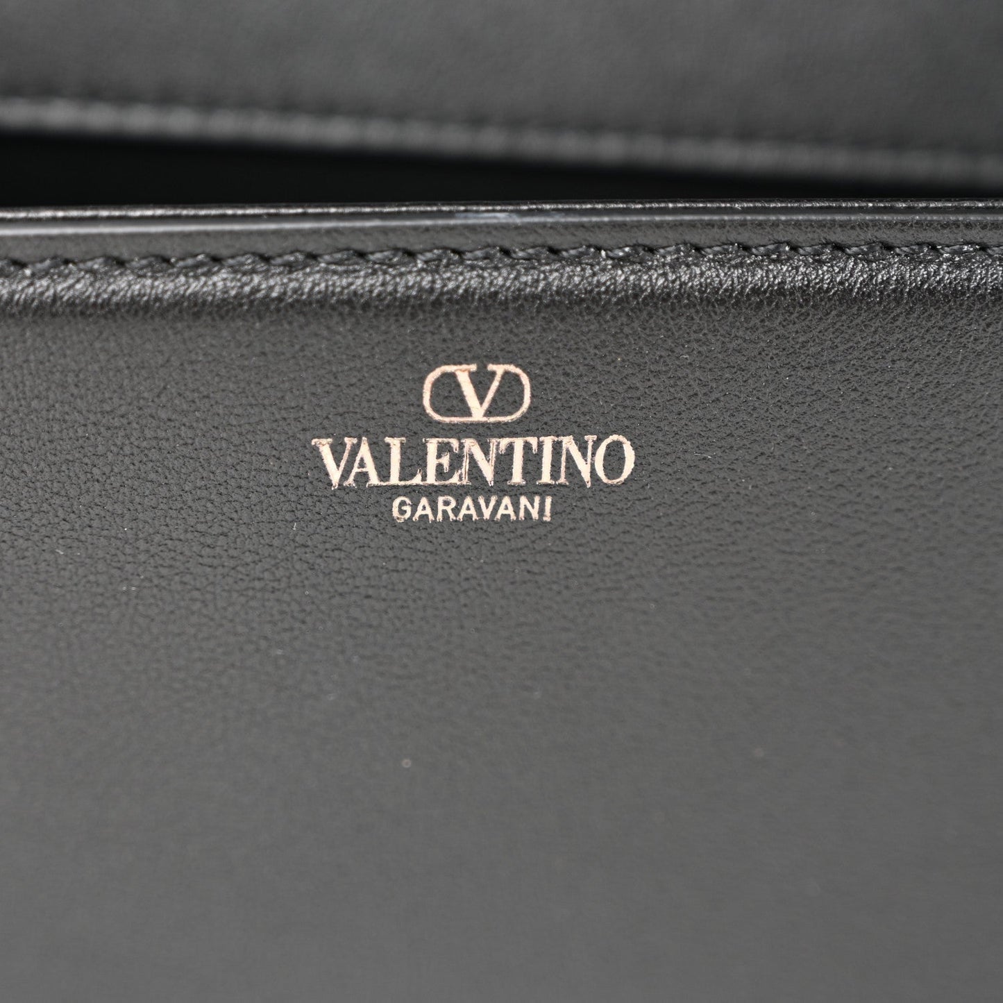 Calfskin Monochrome Vlogo Loco Shoulder Bag Black