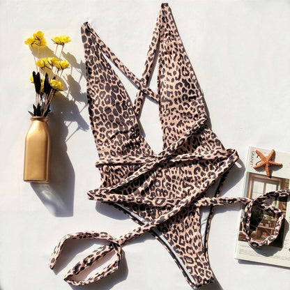 Traje de baño de una pieza con estampado de leopardo y tirantes huecos