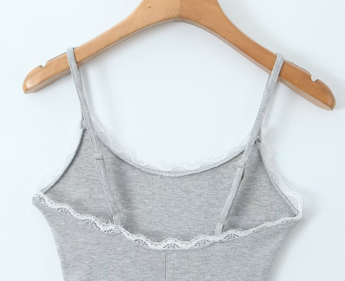 Mono corto deportivo ajustado con tirantes finos, espalda descubierta y elástico con base de lazo y costuras de encaje