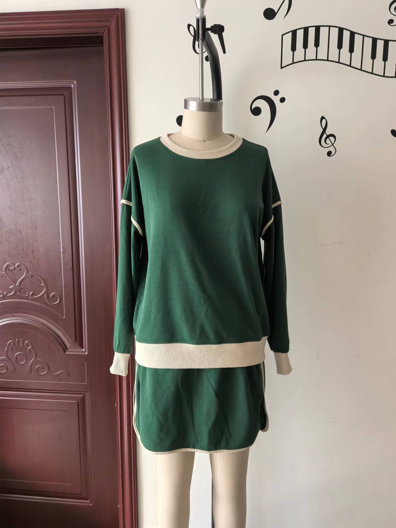 Traje de otoño para mujer, suéter holgado de algodón multicolor, falda de imitación y pantalones cortos.