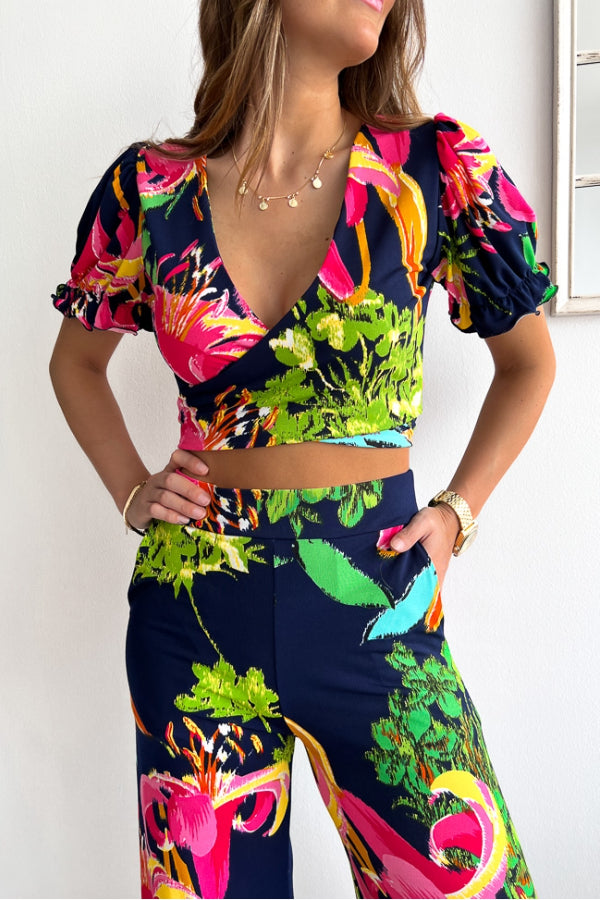 Conjunto de top corto con cuello en V y mangas cortas con estampado floral, cintura elástica y pantalones de pierna ancha 