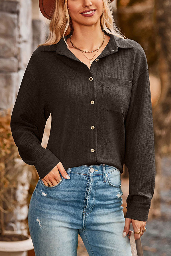 Blusa texturizada con botones y solapa de bolsillo suelto