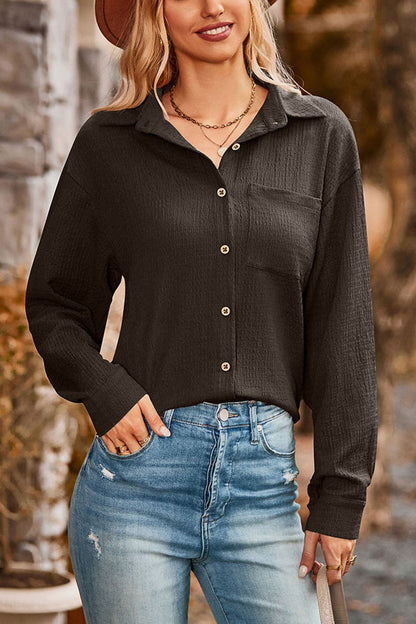 Blusa texturizada con botones y solapa de bolsillo suelto