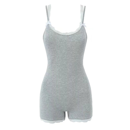 Mono de verano sexy con encaje en contraste de colores y tirantes finos, sin espalda, ajustado, pantalones cortos para mujer