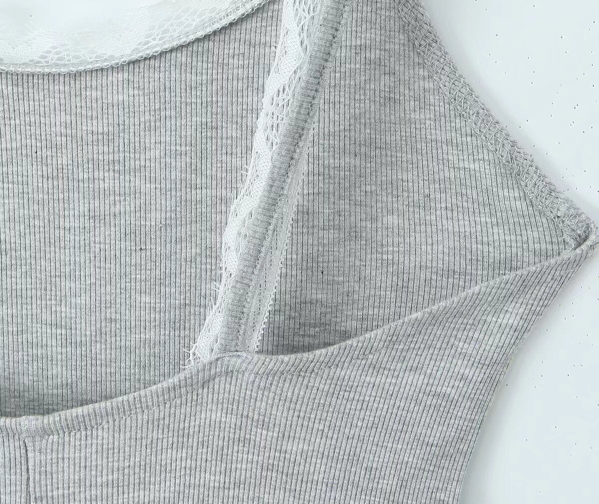 Mono de verano sexy con encaje en contraste de colores y tirantes finos, sin espalda, ajustado, pantalones cortos para mujer