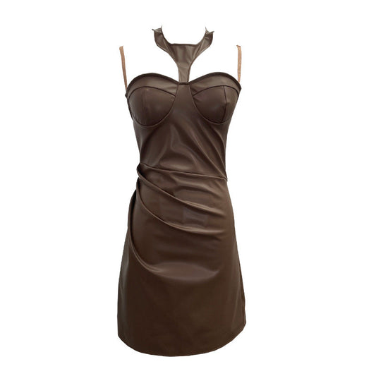 Vestido sexy con tirantes finos y cuello halter con almohadillas para el pecho y volantes en la cadera de cuero sintético.