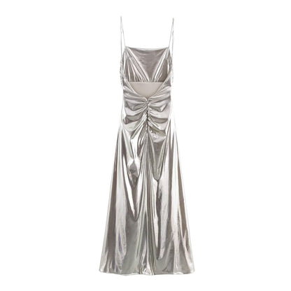 Vestido de mujer con tirantes finos plisados y lámina metálica