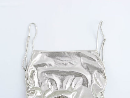 Vestido de mujer con tirantes finos plisados y lámina metálica