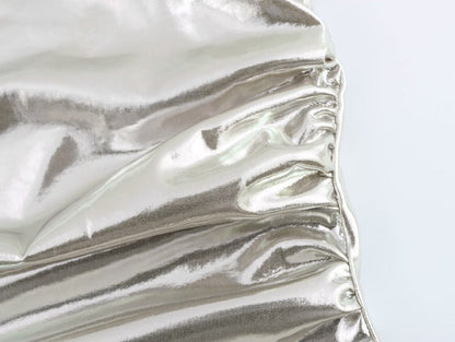 Vestido de mujer con tirantes finos plisados y lámina metálica