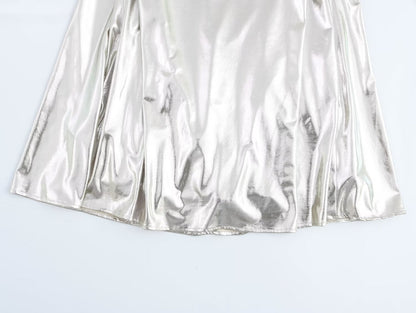 Vestido de mujer con tirantes finos plisados y lámina metálica