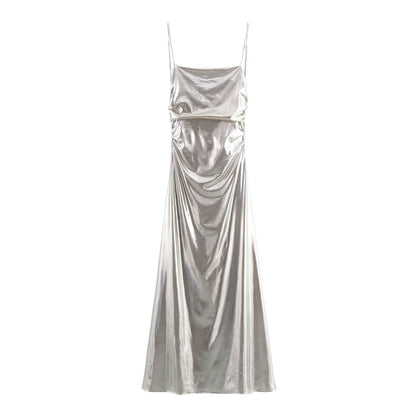 Vestido de mujer con tirantes finos plisados y lámina metálica