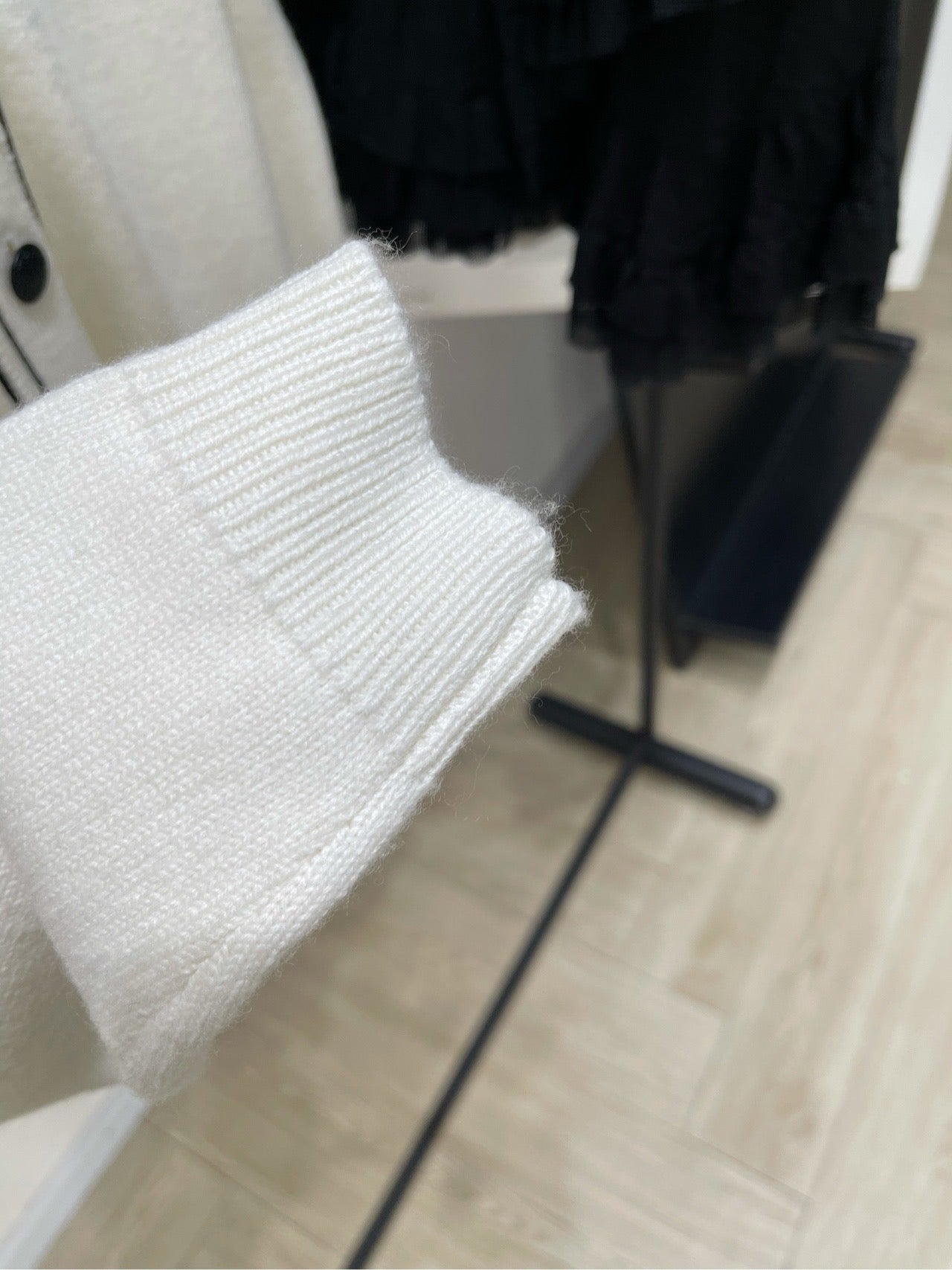 LV Pocket Patch Letter V-neck Cardigan in White Wool and Cashmere 285515