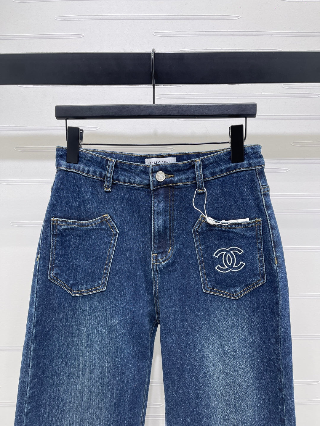 CC 25 Pocket-embroidered high-waisted straight-leg jeans