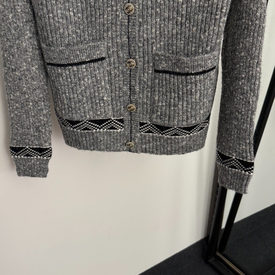 CC Single-breasted V-neck Long-sleeved Knitted Cardigan
