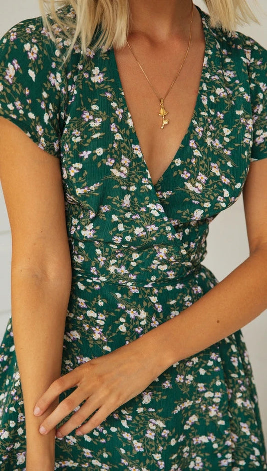 Vestido corto sencillo con cuello en V y cordones estampados para mujer de primavera.