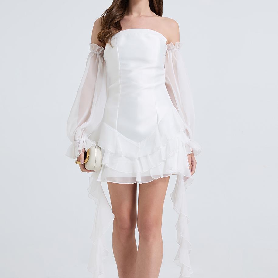 Vestido elegante de mujer con hombros descubiertos, sin tirantes y cintura ajustada.