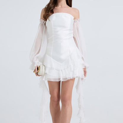 Vestido elegante de mujer con hombros descubiertos, sin tirantes y cintura ajustada.