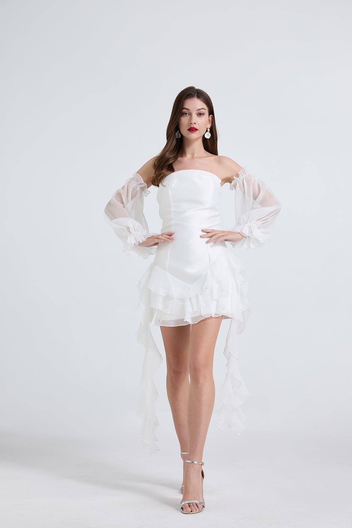 Vestido elegante de mujer con hombros descubiertos, sin tirantes y cintura ajustada.