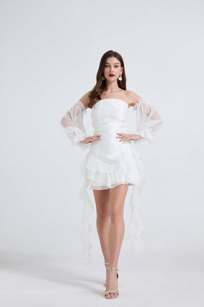 Vestido elegante de mujer con hombros descubiertos, sin tirantes y cintura ajustada.