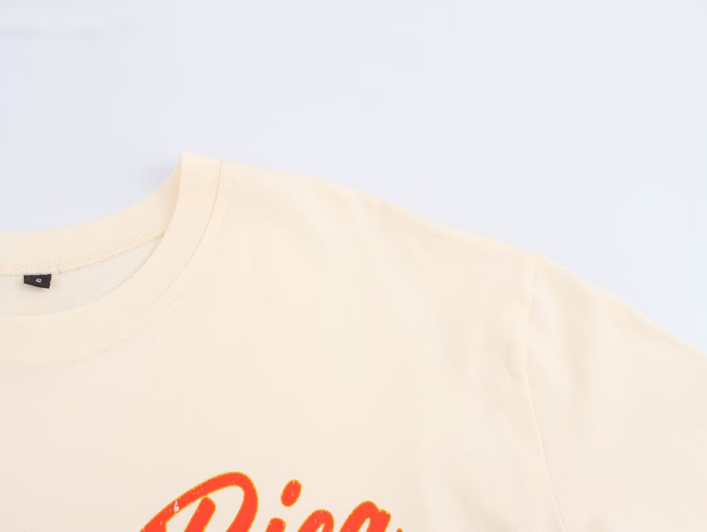Camiseta holgada con estampado minimalista para mujer