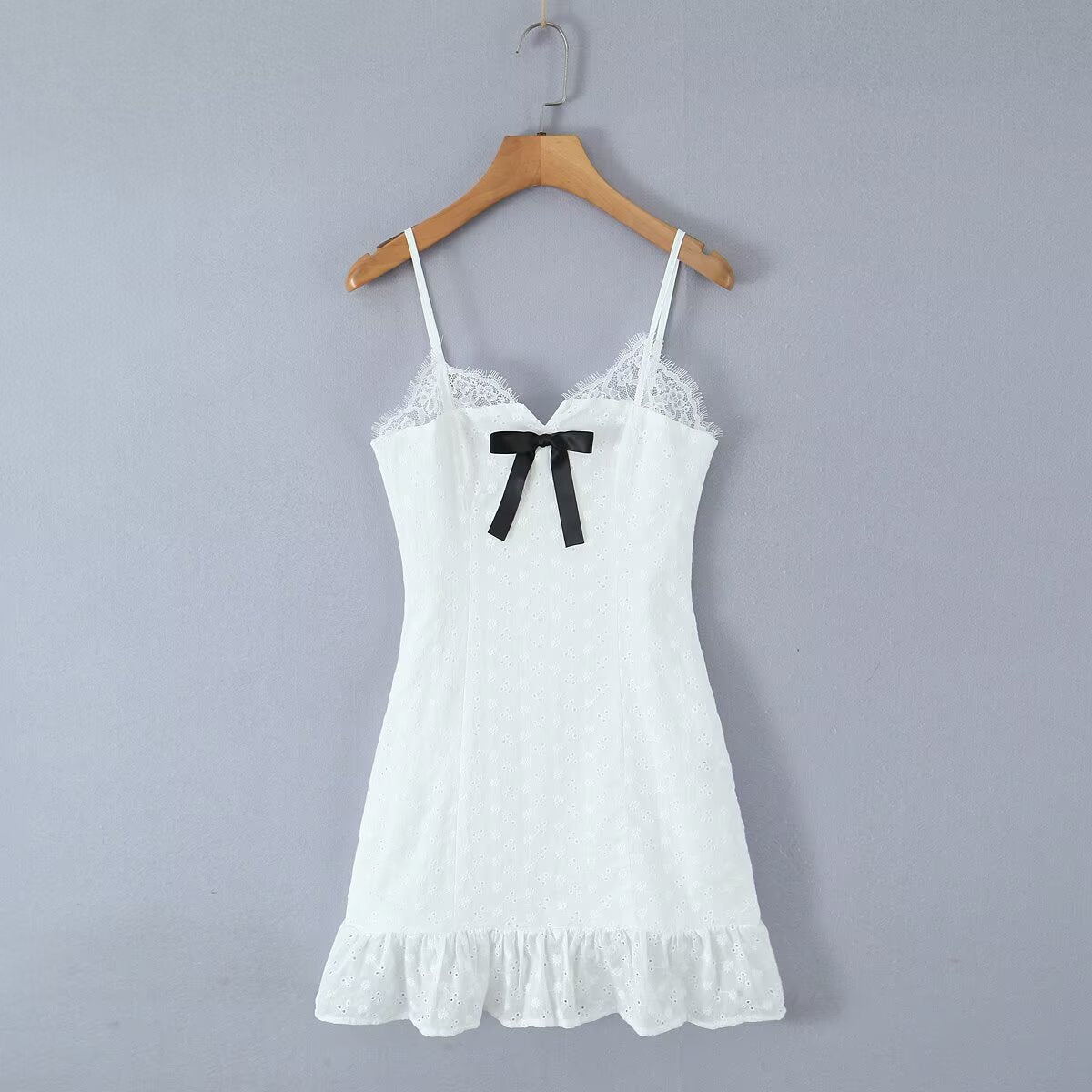 Vestido con escote en V, encaje, lazo en el pecho, tirantes, dulce, ajustado, con orejas de madera